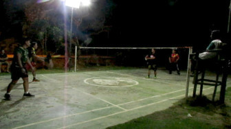 Jalin Keakraban, Satgas TMMD dan Warga Main Badminton Bareng