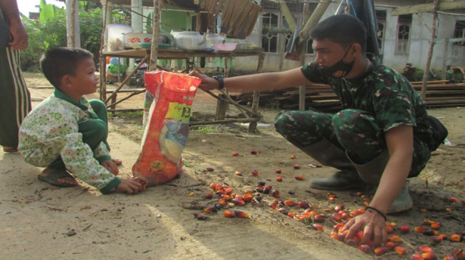 Tentara Ini Bantu Anak Sungaiterap Kumpulkan Sawit