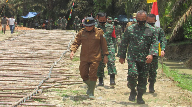 Dinas PUPR Turunkan Alat Berat Buka Jalan Tembus Sungaiterap - Sungaigelam