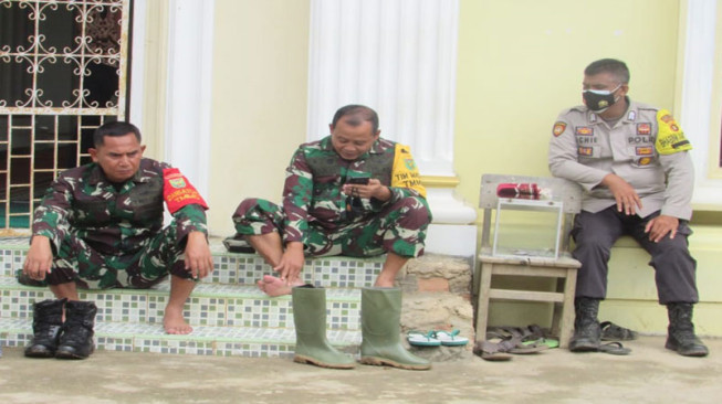Jenderal Bintang Satu Ini Duduk Depan Masjid Tungga Shalat Dzuhur