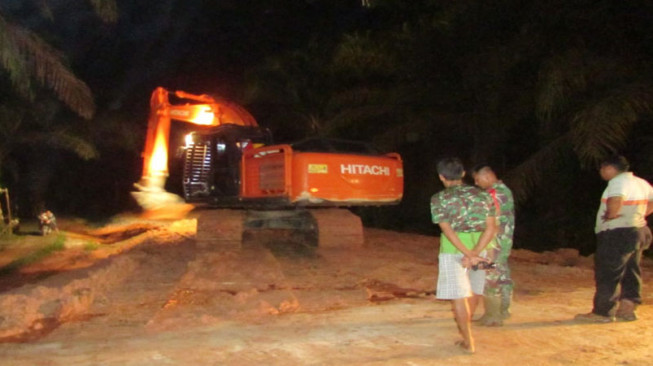 Penimbunan Jalan TMMD Desa Sungaiterap Dilakukan hingga Malam