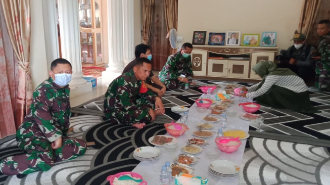 Petinggi TNI Makan Bersama Warga Desa Sungaiterap