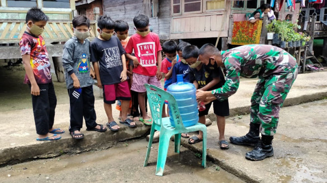 Anak-Anak Desa Sungaiterap Diajarkan Cara Hidup Sehat