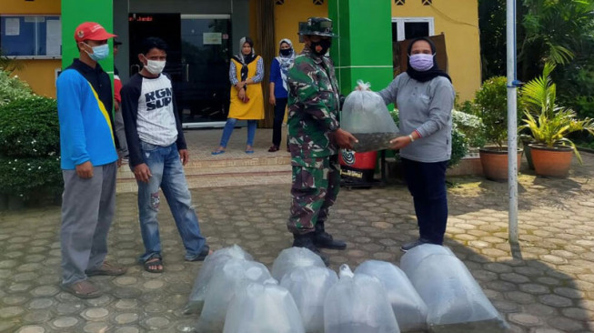 Warga Mekarjaya Dapat Bantuan Bibit Ikan
