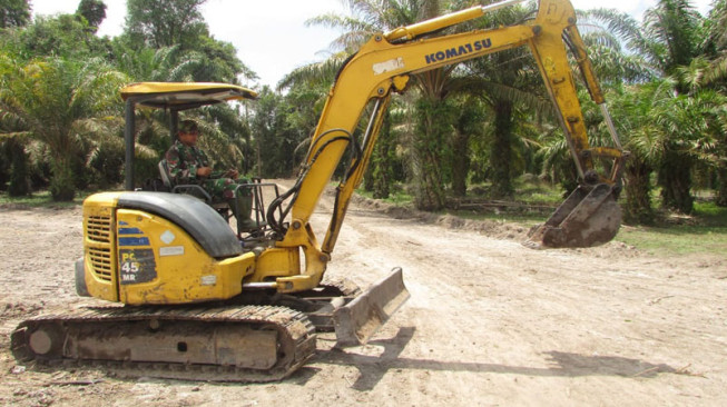 Satgas TMMD Angkut Kayu Galar Pakai Alat Berat