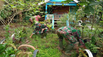 Satgas TMMD Bantu Emak-Emak Desa Mekarjaya Bersihkan Taman PKK