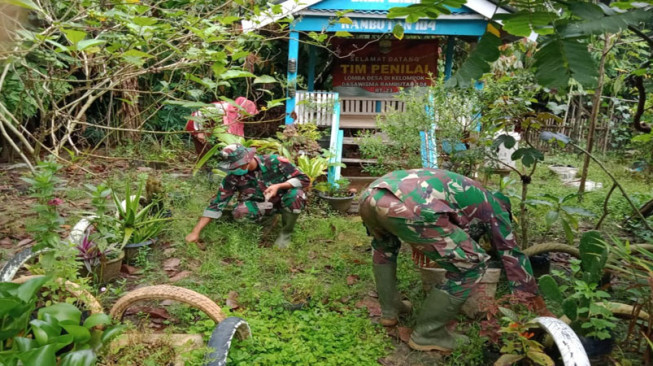 Satgas TMMD Bantu Emak-Emak Desa Mekarjaya Bersihkan Taman PKK