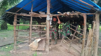 Kehujanan Saat Gotong Royong, Tentara Ini Berteduh di Kandang Sapi