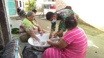 Emak-Emak Bikin Kerupuk Ikan, Satgas TMMD Ikut menolong
