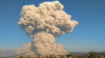 Kembali Erupsi, Gunung Sinabung Luncurkan Awan Panas