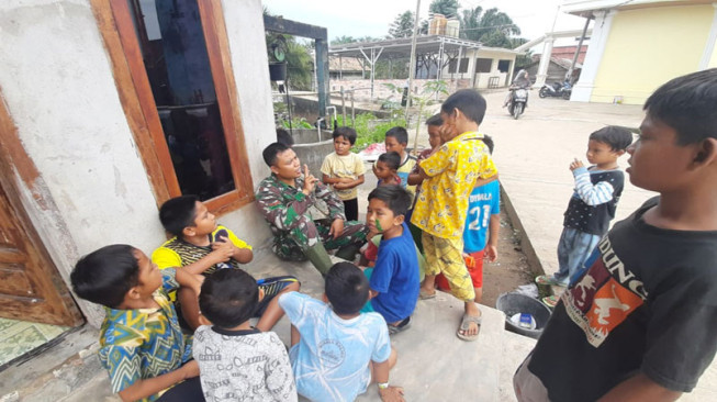 Kopda Sisrihadi Ajak Anak-Anak Desa Sungaiterap Masuk TNI