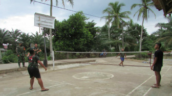 Cegah Covid-19, Satgas TMMD Ajak Warga Main Badminton