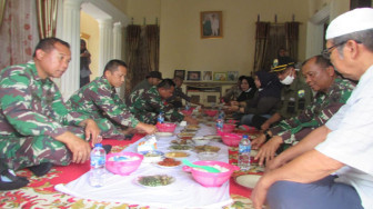 Bupati Muarojambi dan Dandim Batanghari Makan Siang di Lokasi TMMD