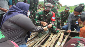Bupati Muarojambi dan Dandim Batanghari Bantu Pasang Galar
