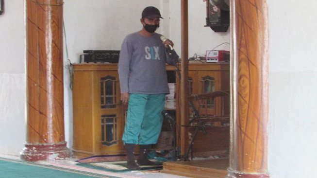 Kadus Umumkan Gotong Royong TMMD Lewat Mikrofon Langgar