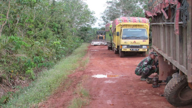 Mobilisasi Bulldozer di Lokasi TMMD Sempat Terhalang Mobil Rusak