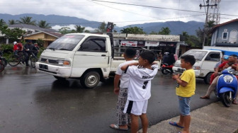 Pohon Besar di Simpang Wisata Air Panas Tumbang Diterpa Angin Kencang 