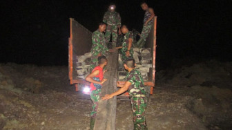 Satgas TMMD Kerjasama Pindahkan Balok Kayu