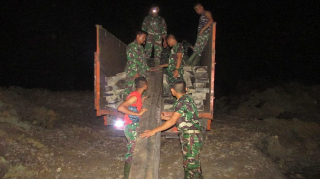 Satgas TMMD Kerjasama Pindahkan Balok Kayu
