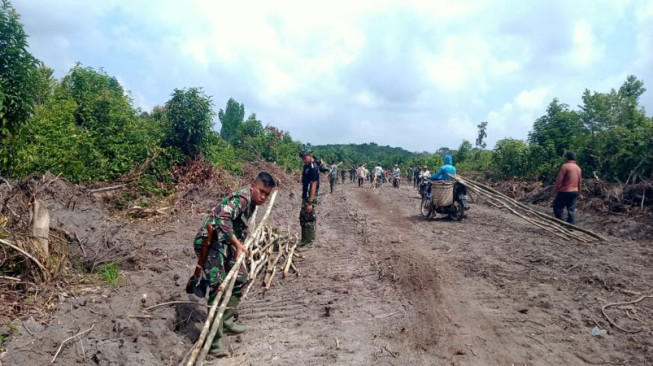 Satgas TMMD Bersama Warga, Goro Mencari Pohon Pelangas