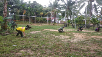 Satgas TMMD dan Warga Bersihkan Lapangan Volly
