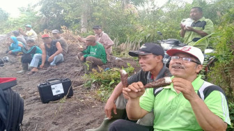 Bersama Warga Sarapan Pagi di Lokasi Pembuatan Jalan TMMD