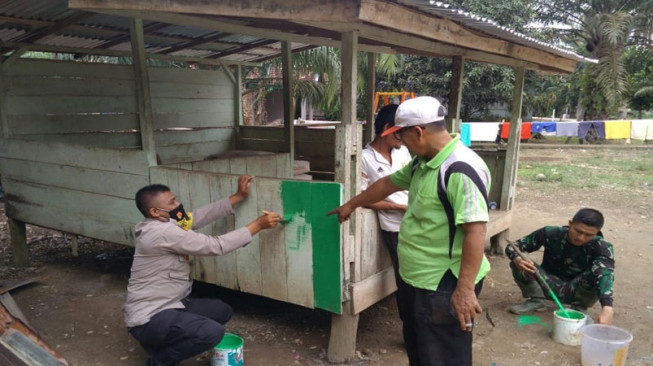 TNI - Polri Bersinergi Rehab Poskamling Desa Sungaiterap