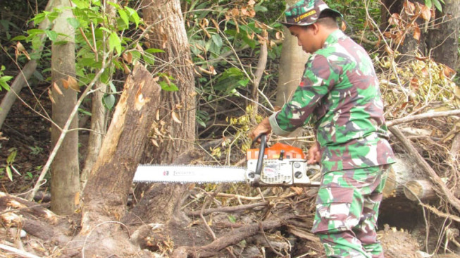 Anggota TNI Juga Bisa Operasikan Mesin Chainsaw
