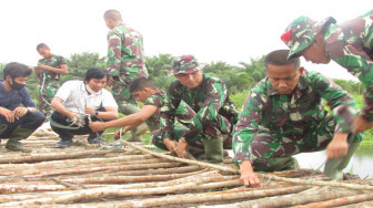 Staf Dinas PUPR Muarojambi Ikut Gotong Royong di Lokasi TMMD