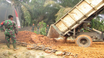 Diguyur Hujan, Penimbunan Jalan TMMD Terkendala