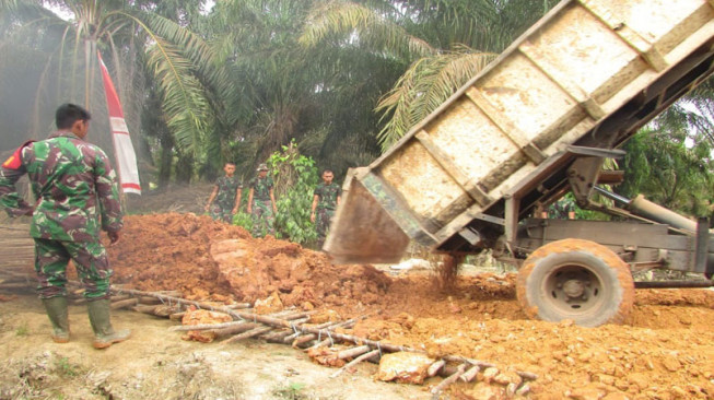 Diguyur Hujan, Penimbunan Jalan TMMD Terkendala