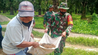 Warga Ikut Gotong Royong Bersama Satgas TMMD 110 Kodim Batanghari