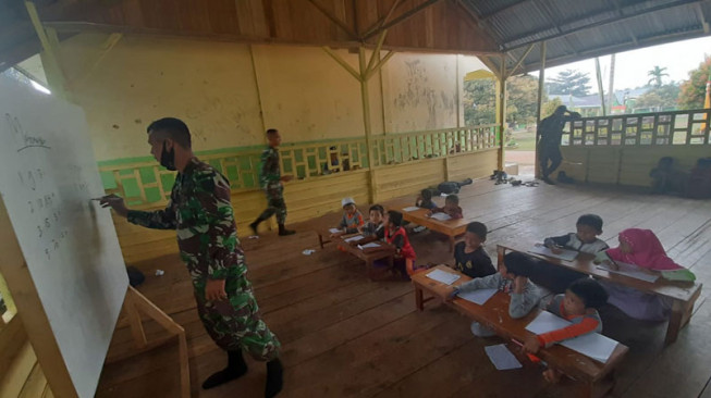 Letda Heri Ajarkan Anak-Anak Desa Sungaiterap Wawasan Kebangsaan
