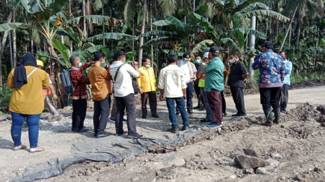 DPRD Provinsi Jambi Tinjau Jalan Rusak di Desa Tanjung Jabung Timur