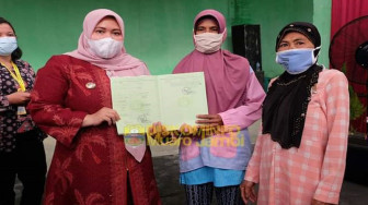Masnah Serahkan 1.452 Sertifikat Program PTSL