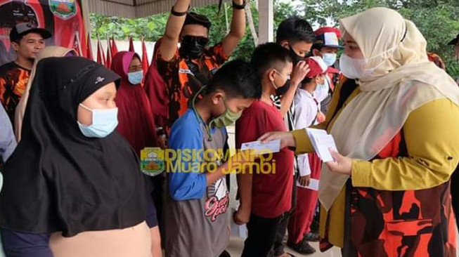 Masnah Santuni Anak Yatim dan Kaum Duafa Bersama PP