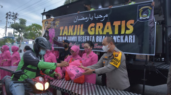 Bhayangkari Polda Jambi Bagikan Takjil Gratis Buka Puasa