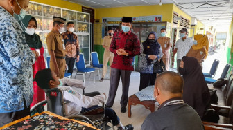 Edi Purwanto Serahkan Bantuan Kursi Roda ke Siswa SMPN 6 Kota Jambi