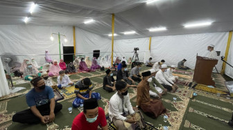 Gema Takbir Iringi Salat Jumat Pertama di Tenda Mesjid At Tabayyun TVM