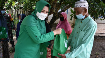 Ketua Persit KCK Koorcab Rem 042 Berbagi Kasih bersama Warga Desa Terusan