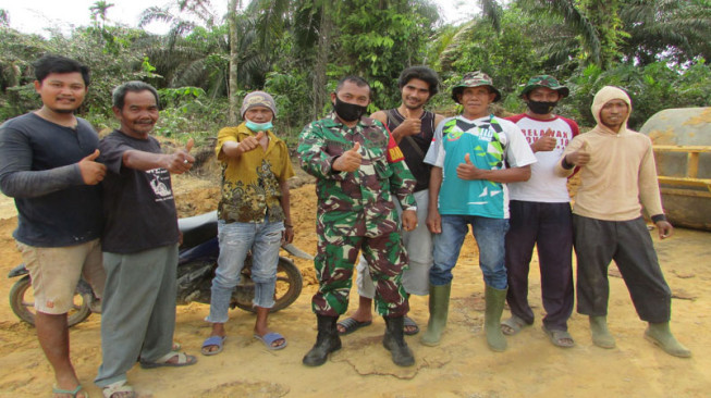 TNI dan Warga Desa Talangbelido Tetap Jaga Kekompakan