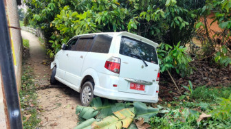 Terperosok ke Rumah Warga, Ugal-ugalan Mobnas Muaro Jambi