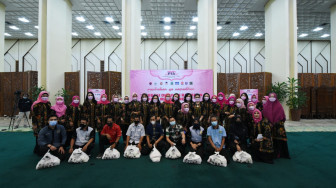 Istri-istri Anggota Dewan Bagikan Ribuan Paket Sembako