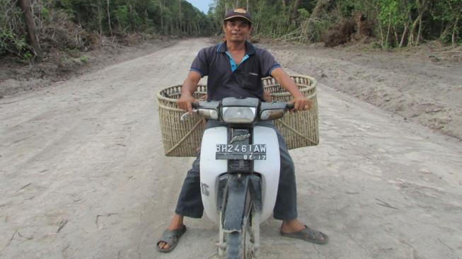 Oman Kini Gampang Cari Kayu Bakar