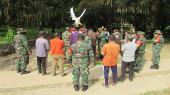 Kasdim Batanghari Turun Langsung Pasang Prasasti Tugu TMMD 110