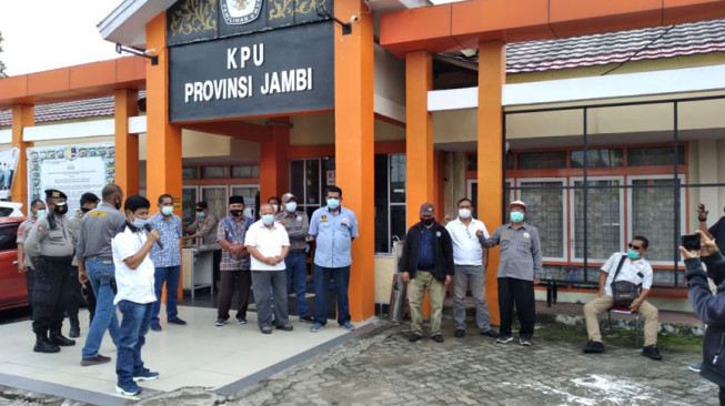 Selamatkan KPU Provinsi Jambi, Massa Desak Sanusi Dinon-aktifkan