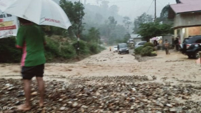 Muara Emat Longsor Lagi, Arus Transportasi Terancam Putus