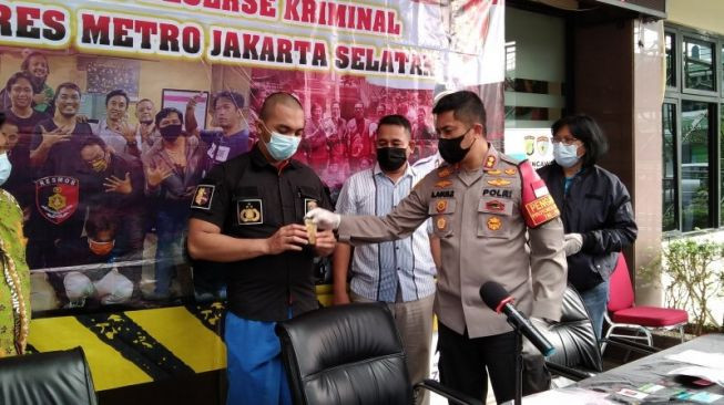 Pria Botak Bertubuh Kekar Ngaku Kadang-kadang Polisi dan BIN, Eh Ternyata..