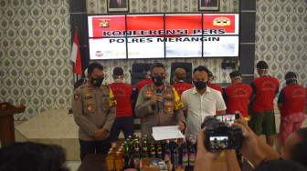 Ketangkap Main Judi, Polres Merangin Pamerkan Pria Tua Bareng Wanita