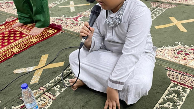 Luar Biasa...Kisah Anak Bapak jadi Imam dan Bilal Salat Taraweh di Tenda Mesjid At Tabayyun TVM